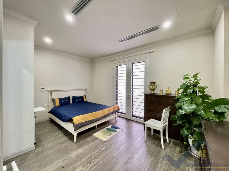 Xem ảnh 4: Ảnh 4: Biệt thự đơn lập cho thuê Vinhome Riverside đủ đồ, có sân vườn