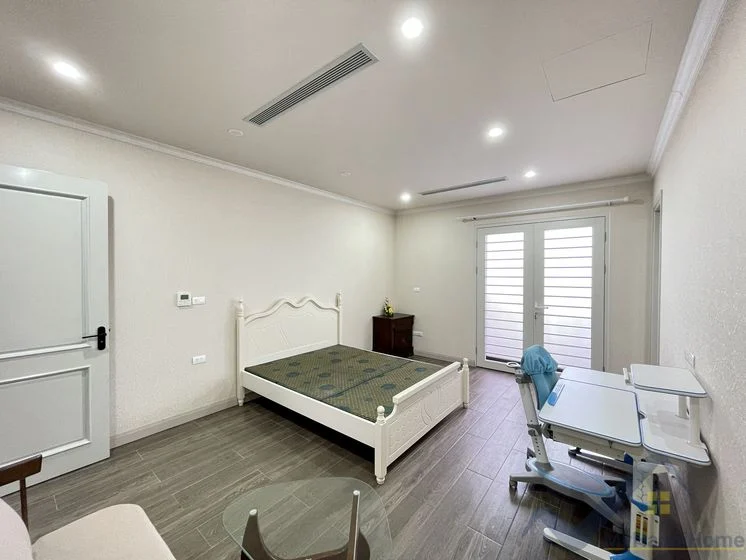 Xem ảnh 9: Ảnh 9: Biệt thự đơn lập cho thuê Vinhome Riverside đủ đồ, có sân vườn