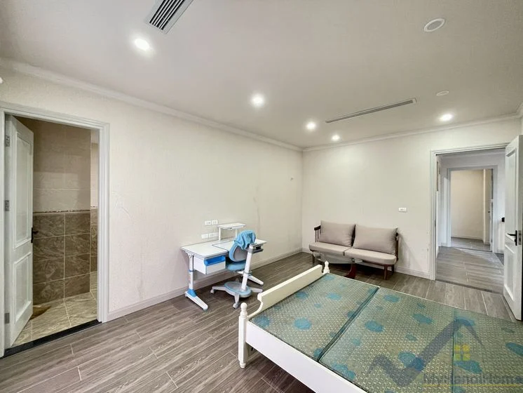 Xem ảnh 10: Ảnh 10: Biệt thự đơn lập cho thuê Vinhome Riverside đủ đồ, có sân vườn