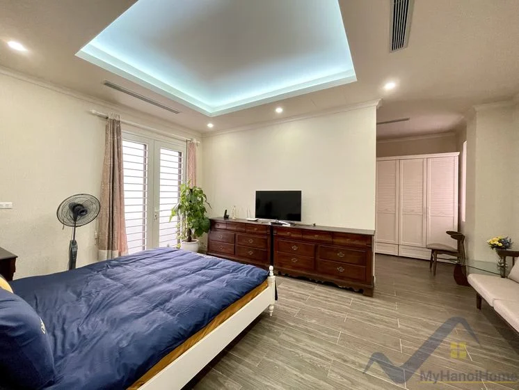 Xem ảnh 21: Ảnh 21: Biệt thự đơn lập cho thuê Vinhome Riverside đủ đồ, có sân vườn