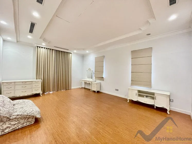 Xem ảnh 9: Ảnh 9: Biệt thự đơn lập Vinhomes Riverside cho thuê có hầm rộng