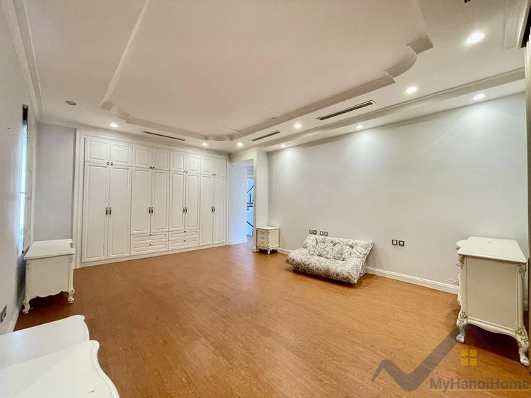 Xem ảnh 10: Ảnh 10: Biệt thự đơn lập Vinhomes Riverside cho thuê có hầm rộng