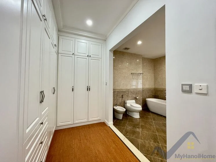 Xem ảnh 11: Ảnh 11: Biệt thự đơn lập Vinhomes Riverside cho thuê có hầm rộng