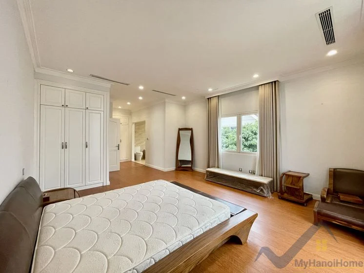 Xem ảnh 14: Ảnh 14: Biệt thự đơn lập Vinhomes Riverside cho thuê có hầm rộng