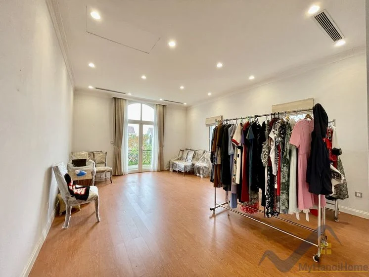 Xem ảnh 18: Ảnh 18: Biệt thự đơn lập Vinhomes Riverside cho thuê có hầm rộng