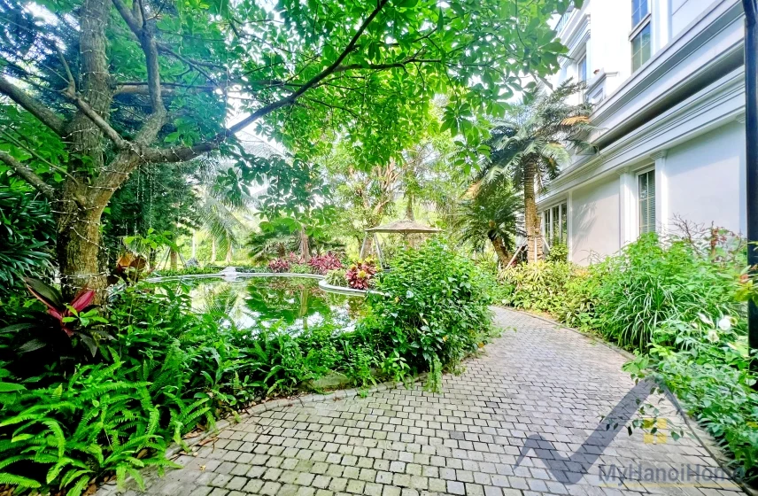 Xem ảnh 13: Ảnh 13: Biệt thự đơn lập Vinhomes Riverside full nội thất cho thuê, bể bơi