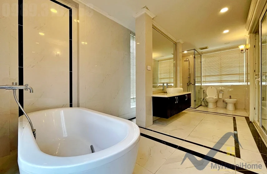 Xem ảnh 15: Ảnh 15: Biệt thự đơn lập Vinhomes Riverside full nội thất cho thuê, bể bơi