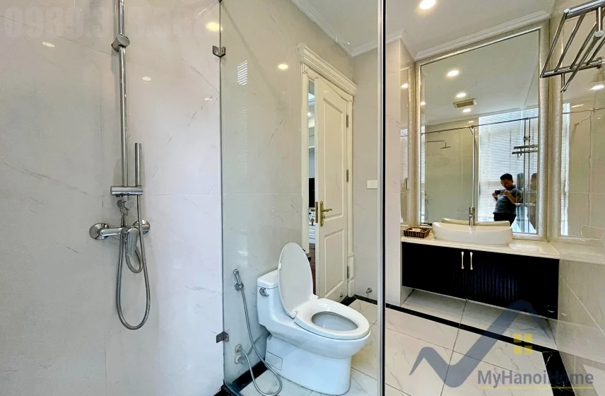 Xem ảnh 18: Ảnh 18: Biệt thự đơn lập Vinhomes Riverside full nội thất cho thuê, bể bơi