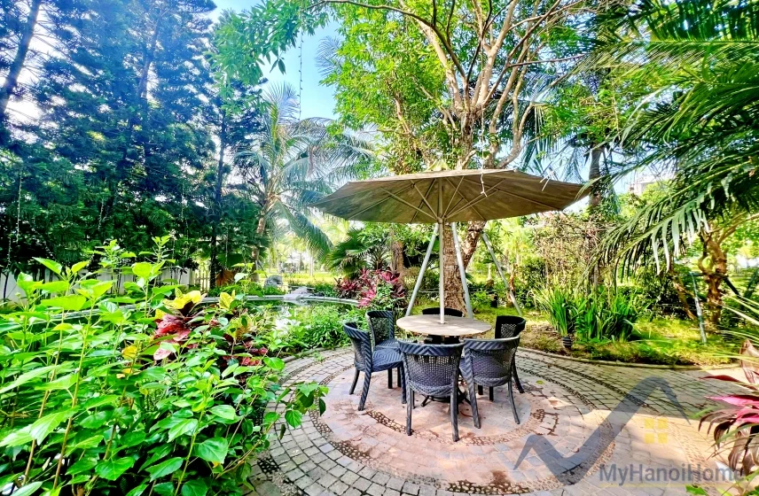 Xem ảnh 31: Ảnh 31: Biệt thự đơn lập Vinhomes Riverside full nội thất cho thuê, bể bơi