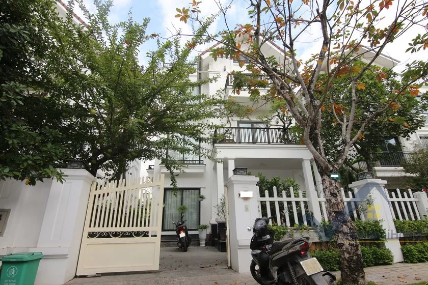Xem ảnh 2: Ảnh 2: Biệt thự đơn lập Vinhomes Riverside gần Vincom Plaza cho thuê, đủ đồ