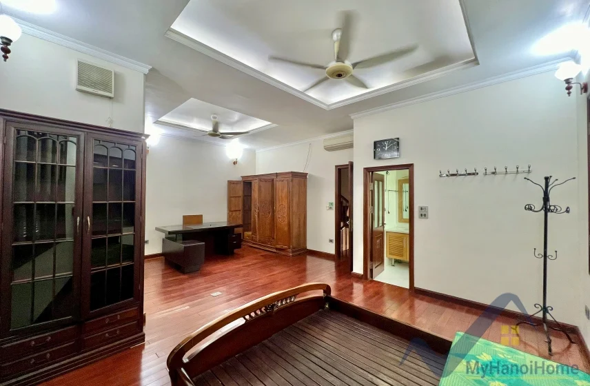 Xem ảnh 5: Ảnh 5: Biệt thự đủ đồ Vinhomes Riverside cho thuê có tầng hầm