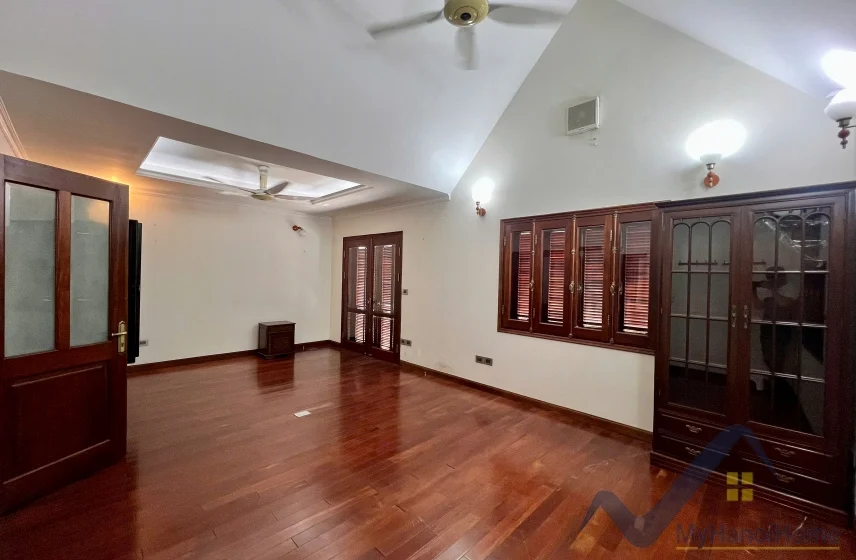 Xem ảnh 8: Ảnh 8: Biệt thự đủ đồ Vinhomes Riverside cho thuê có tầng hầm