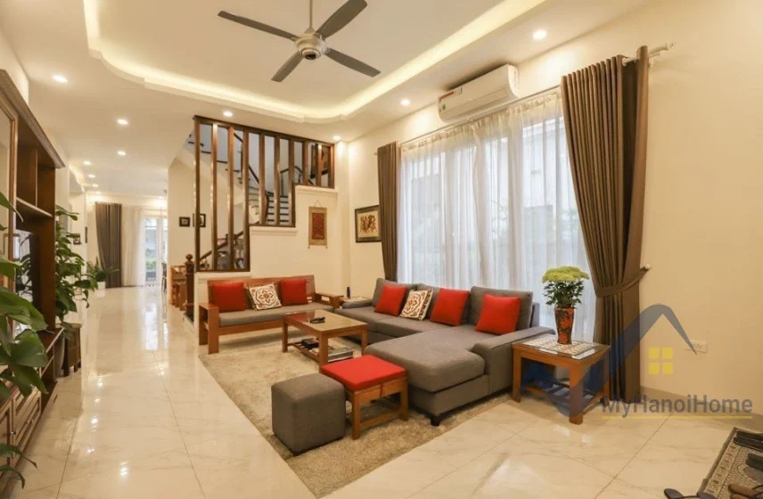 Xem ảnh 2: Ảnh 2: Cần cho thuê biệt thự Vinhomes Riverside đơn lập sân vườn rộng