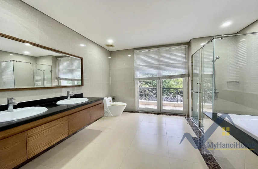 Xem ảnh 3: Ảnh 3: Cho thuê biệt thự đơn lập Vinhomes Riverside vườn rộng đủ đồ