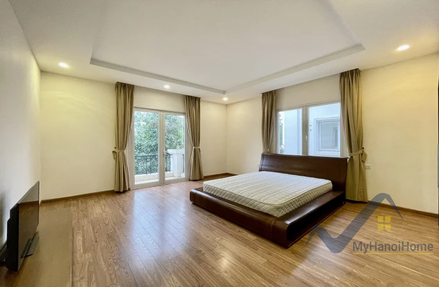 Xem ảnh 4: Ảnh 4: Cho thuê biệt thự đơn lập Vinhomes Riverside vườn rộng đủ đồ