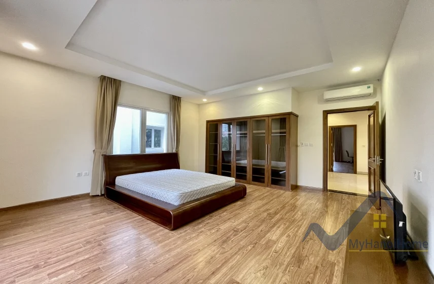 Xem ảnh 5: Ảnh 5: Cho thuê biệt thự đơn lập Vinhomes Riverside vườn rộng đủ đồ