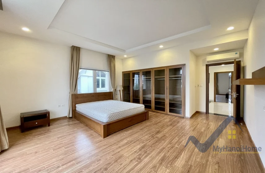 Xem ảnh 10: Ảnh 10: Cho thuê biệt thự đơn lập Vinhomes Riverside vườn rộng đủ đồ
