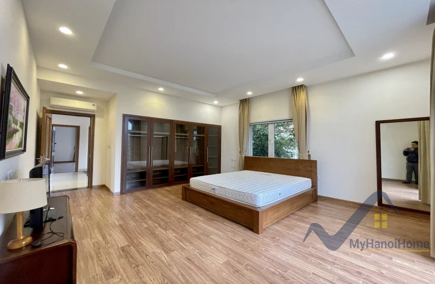 Xem ảnh 15: Ảnh 15: Cho thuê biệt thự đơn lập Vinhomes Riverside vườn rộng đủ đồ