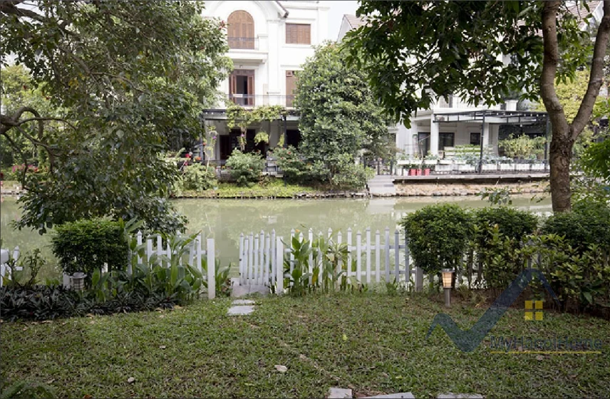Xem ảnh 21: Ảnh 21: Cho thuê biệt thự đơn lập Vinhomes Riverside vườn rộng đủ đồ