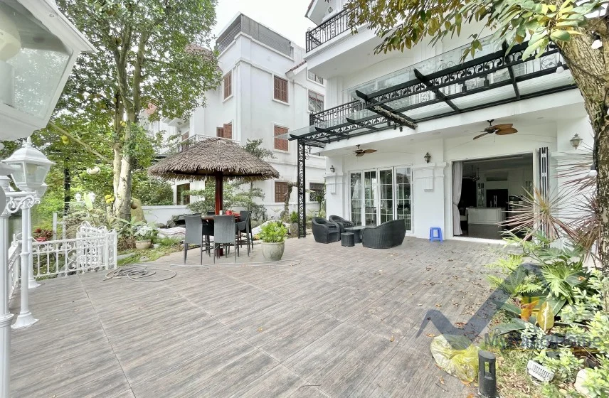 Xem ảnh 2: Ảnh 2: Cho thuê biệt thự Hoa Sữa Vinhomes Riverside gần bể bơi