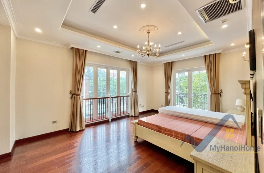 Xem ảnh 6: Ảnh 6: Cho thuê biệt thự Hoa Sữa Vinhomes Riverside gần bể bơi