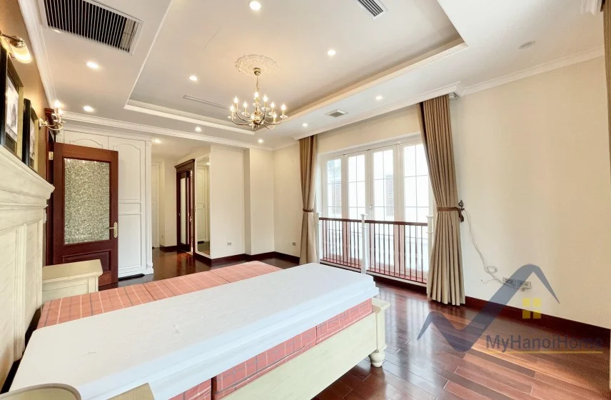 Xem ảnh 7: Ảnh 7: Cho thuê biệt thự Hoa Sữa Vinhomes Riverside gần bể bơi