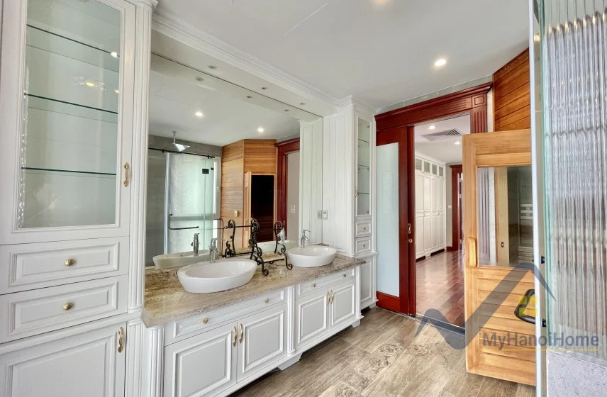 Xem ảnh 15: Ảnh 15: Cho thuê biệt thự Hoa Sữa Vinhomes Riverside gần bể bơi