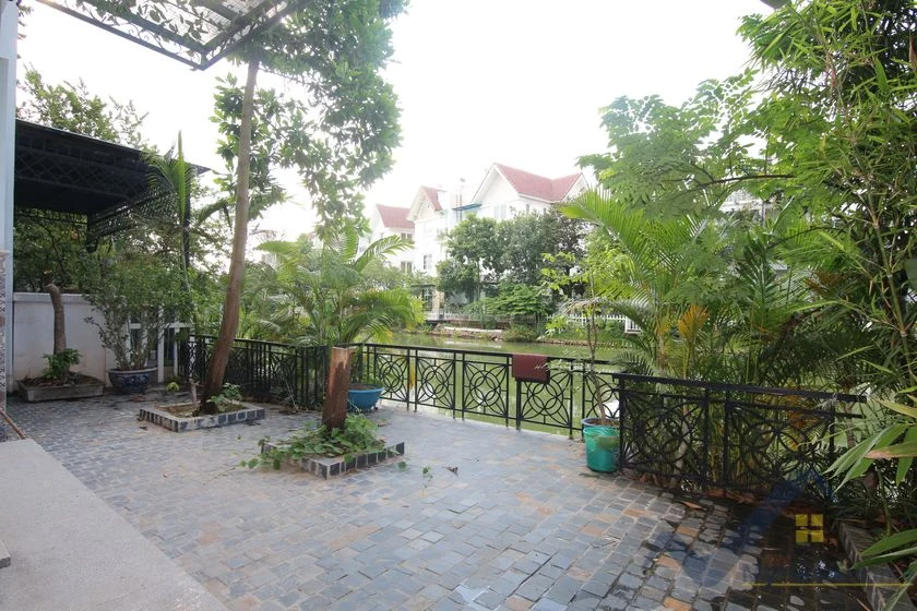 Xem ảnh 2: Ảnh 2: Cho thuê biệt thự song lập Vinhomes Riverside gần bể bơi
