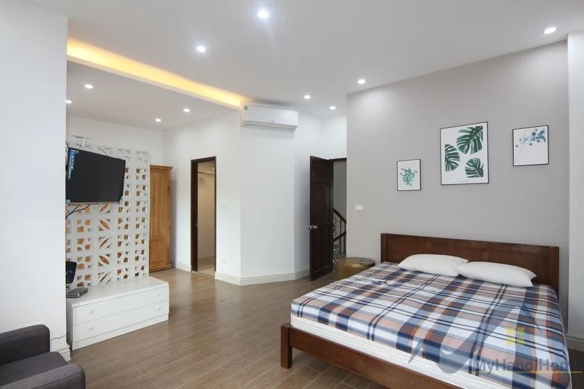 Xem ảnh 3: Ảnh 3: Cho thuê biệt thự song lập Vinhomes Riverside gần bể bơi