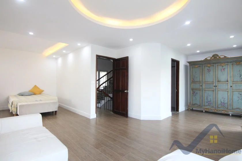 Xem ảnh 12: Ảnh 12: Cho thuê biệt thự song lập Vinhomes Riverside gần bể bơi