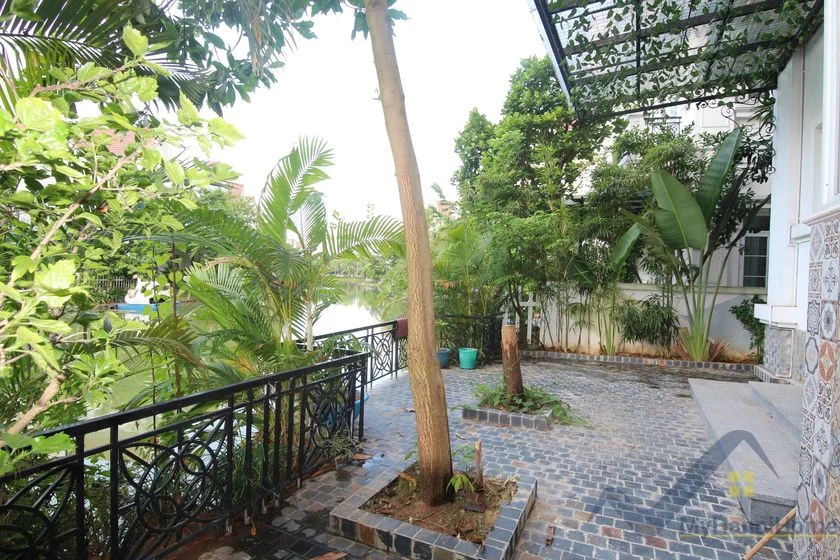 Xem ảnh 13: Ảnh 13: Cho thuê biệt thự song lập Vinhomes Riverside gần bể bơi