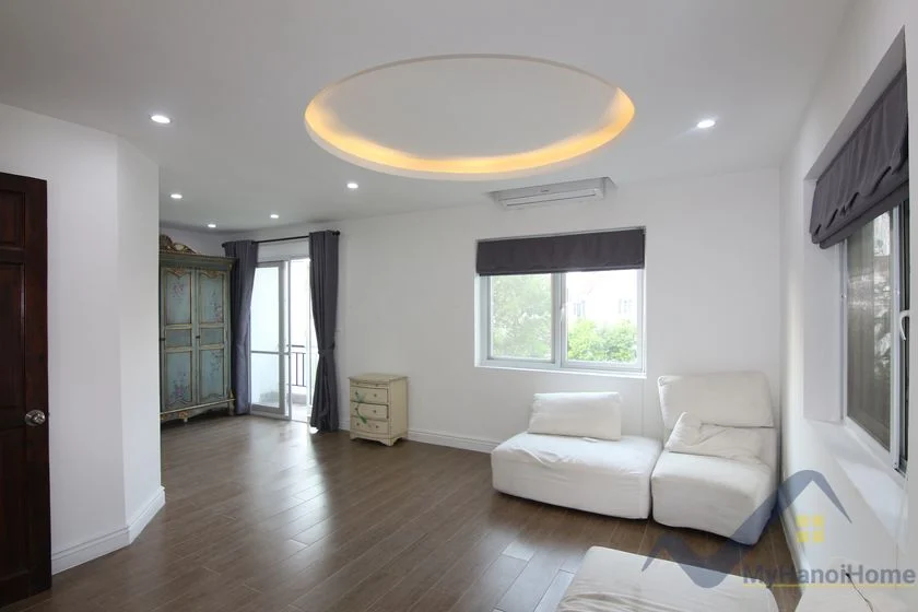Xem ảnh 15: Ảnh 15: Cho thuê biệt thự song lập Vinhomes Riverside gần bể bơi