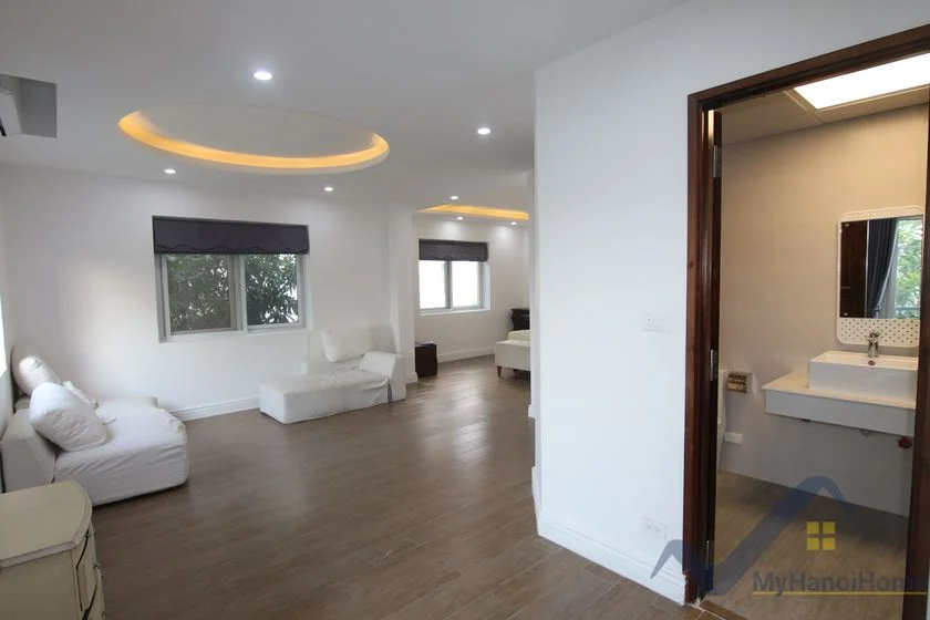 Xem ảnh 17: Ảnh 17: Cho thuê biệt thự song lập Vinhomes Riverside gần bể bơi
