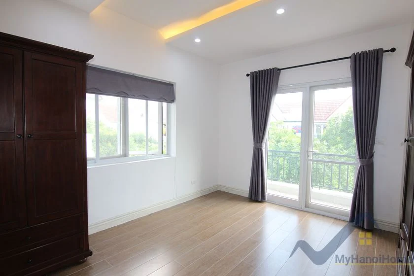 Xem ảnh 19: Ảnh 19: Cho thuê biệt thự song lập Vinhomes Riverside gần bể bơi