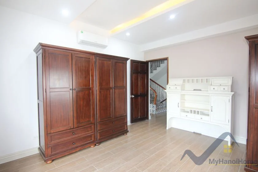 Xem ảnh 20: Ảnh 20: Cho thuê biệt thự song lập Vinhomes Riverside gần bể bơi