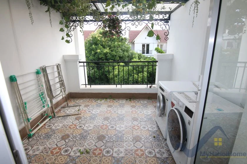 Xem ảnh 21: Ảnh 21: Cho thuê biệt thự song lập Vinhomes Riverside gần bể bơi