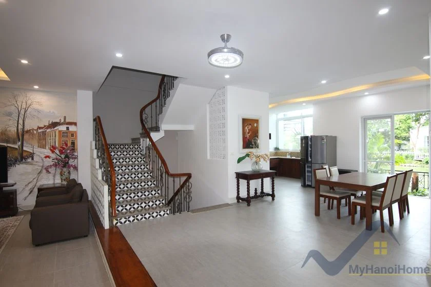 Xem ảnh 23: Ảnh 23: Cho thuê biệt thự song lập Vinhomes Riverside gần bể bơi