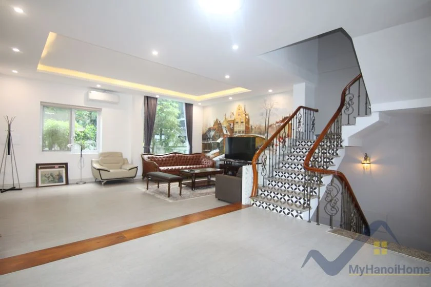 Xem ảnh 24: Ảnh 24: Cho thuê biệt thự song lập Vinhomes Riverside gần bể bơi