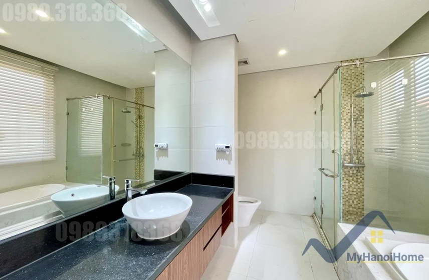 Xem ảnh 4: Ảnh 4: Cho thuê biệt thự Vinhomes Riverside có sân rộng, đủ đồ