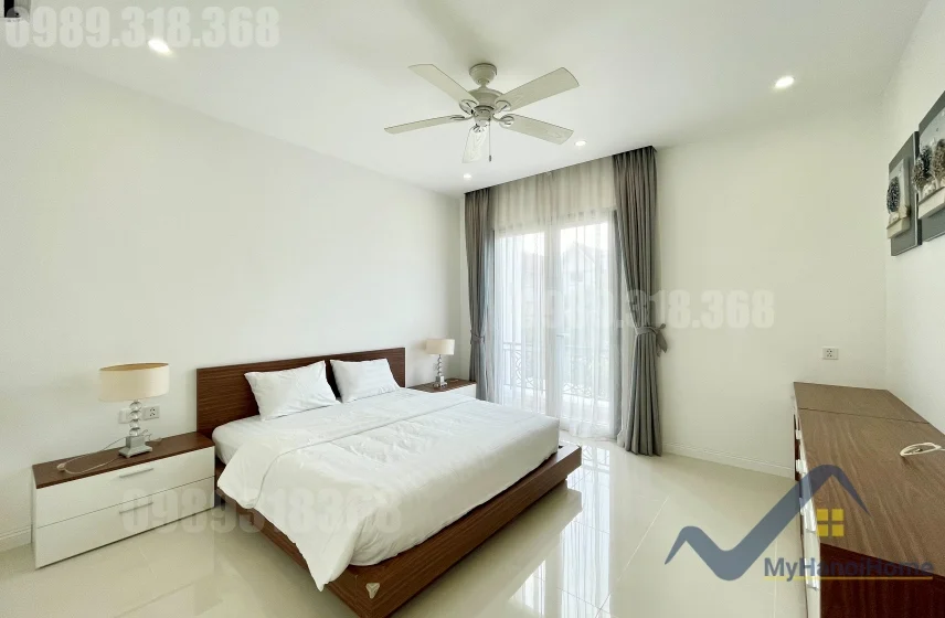 Xem ảnh 5: Ảnh 5: Cho thuê biệt thự Vinhomes Riverside có sân rộng, đủ đồ