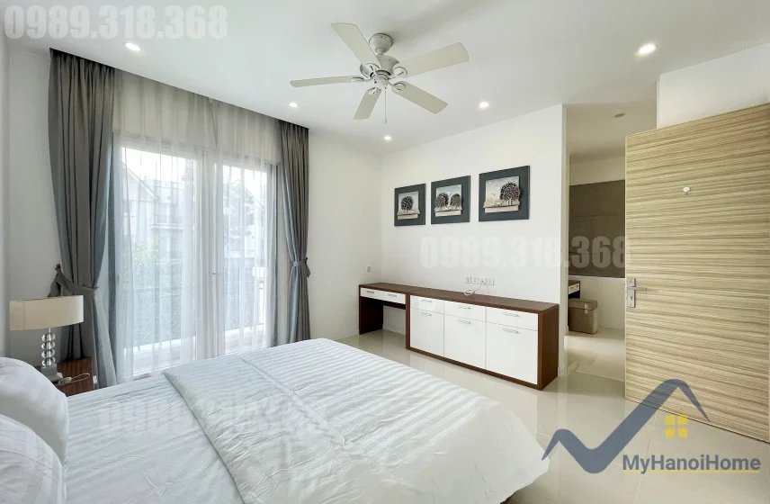 Xem ảnh 6: Ảnh 6: Cho thuê biệt thự Vinhomes Riverside có sân rộng, đủ đồ