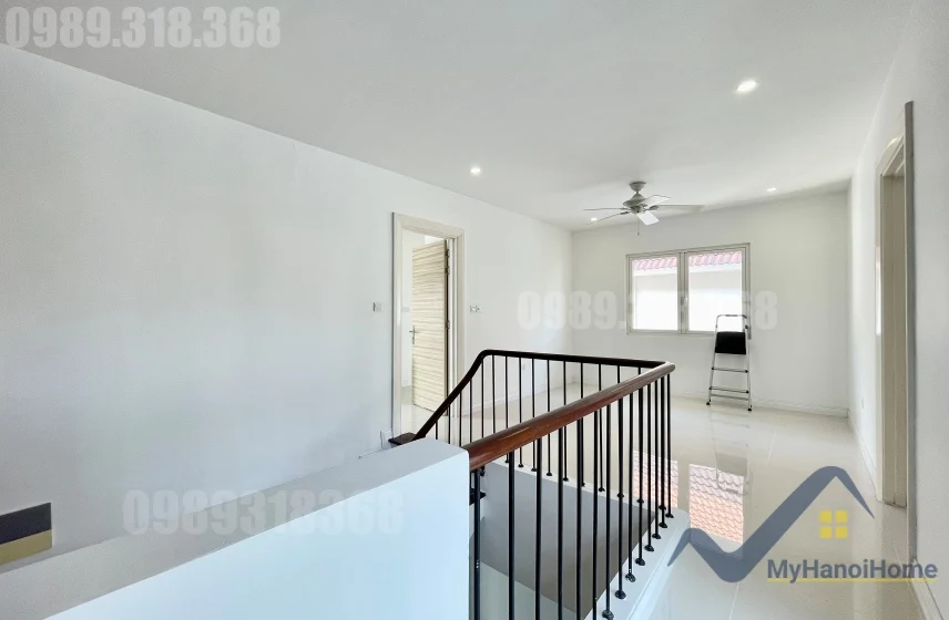 Xem ảnh 12: Ảnh 12: Cho thuê biệt thự Vinhomes Riverside có sân rộng, đủ đồ