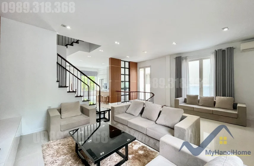 Xem ảnh 13: Ảnh 13: Cho thuê biệt thự Vinhomes Riverside có sân rộng, đủ đồ