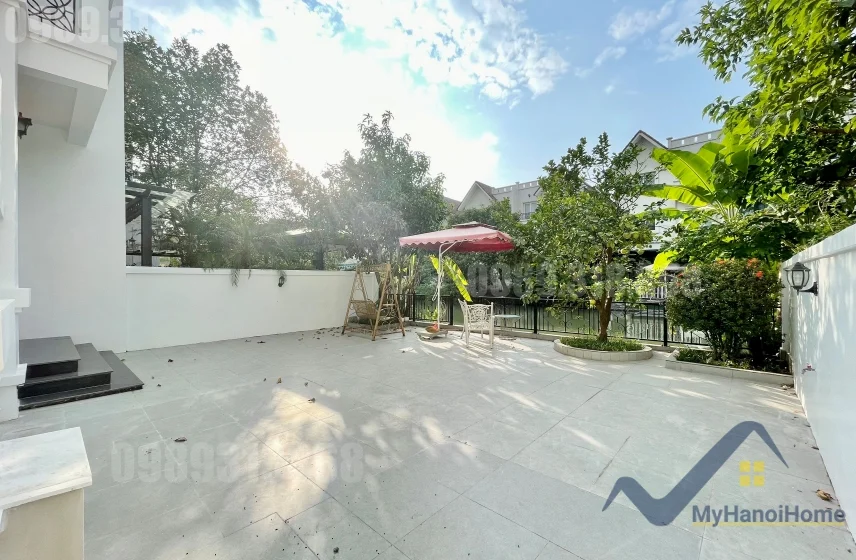 Xem ảnh 18: Ảnh 18: Cho thuê biệt thự Vinhomes Riverside có sân rộng, đủ đồ