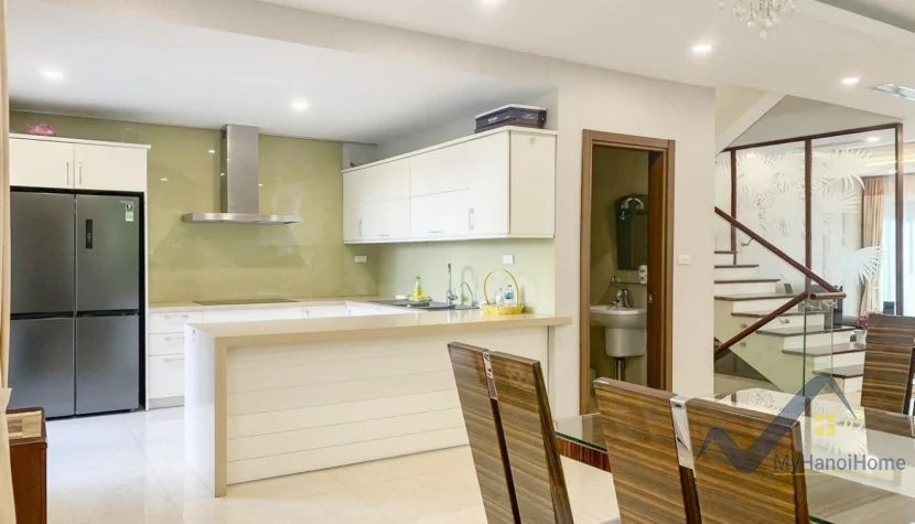 Xem ảnh 23: Ảnh 23: Cho thuê biệt thự Vinhomes Riverside đủ đồ gần khu bể bơi