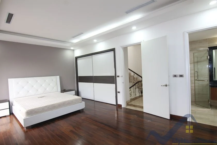 Xem ảnh 3: Ảnh 3: Cho thuê biệt thự Vinhomes Riverside gần BIS, full nội thất
