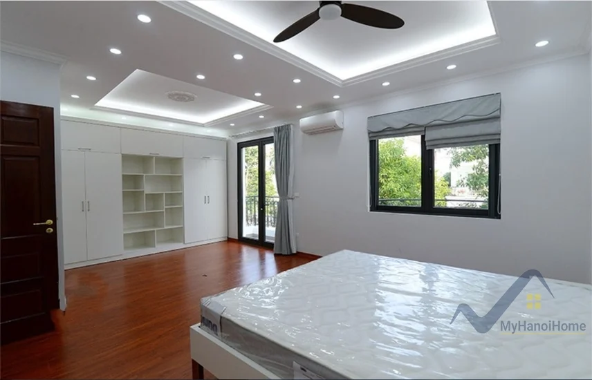 Xem ảnh 3: Ảnh 3: Cho thuê song lập Vinhomes Riverside đủ đồ, có tầng hầm
