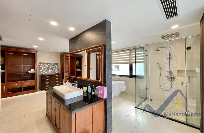Xem ảnh 12: Ảnh 12: Đơn lập Vinhomes Riverside cho thuê full nội thất vườn rộng