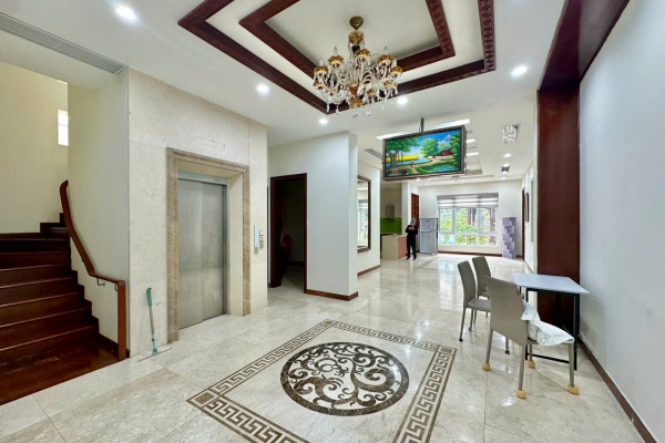 Cần thuê biệt thự Vinhomes Riverside Long Biên, 4PN có thang máy