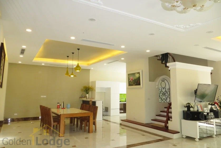Xem ảnh 2: Ảnh 2: Thuê biệt thự liền kề Vinhomes Riverside có sân vườn rộng